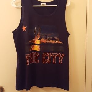 T-shirt with the THE CITY print.
